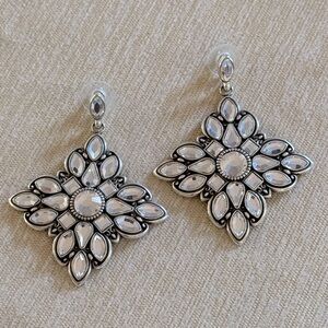 Brighton Maharani SITARA
Swarovski Crystal Post Dangle
Earrings Je6122